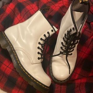 DR.MARTENS / (WHITE) WOMANS BOOTS SIZE 10